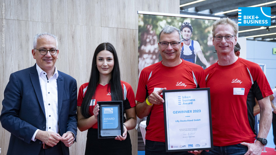 Zusehen ist das bike+buisness Award-Gewinnerunternehmen Lilly Deutschland mit Wirtschaftsminister Tarek Al-Wazir